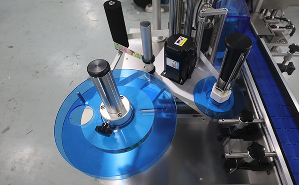 全自動(dòng)圓瓶貼標(biāo)機(jī),圓瓶貼標(biāo)設(shè)備,圓瓶貼標(biāo)機(jī)